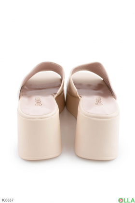 Women's light beige wedge slippers