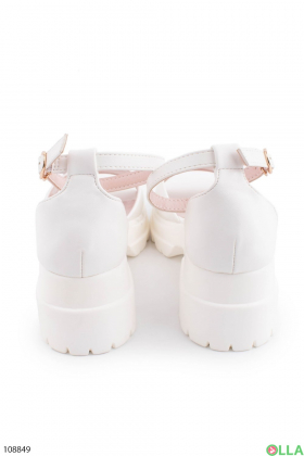 Женские белые босоножки на каблуке