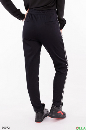 Женские брюки черного цвета c лампасами