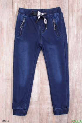 Синие джинсы с поясом и манжетами на резинках