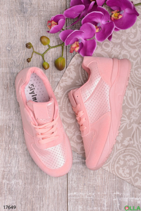 Женские кроссовки розового цвета
