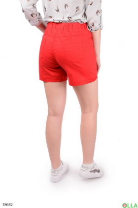 Женские красные шорты