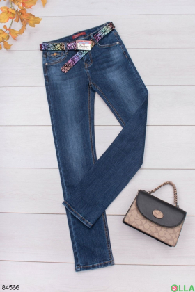 Женские синие джинсы с ремнем в классическом стиле