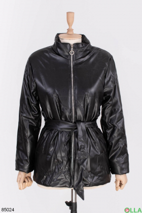 Жіноча чорна куртка з еко-шкіри з поясом