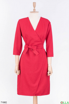 Женское красное платье с поясом