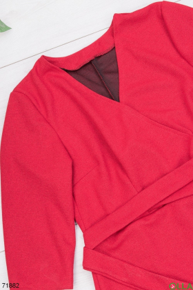 Женское красное платье с поясом