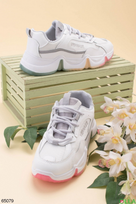 Жіночі сіро-білі кросівки з різнобарвною підошвою