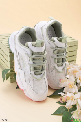 Жіночі біло-бірюзові кросівки з різнобарвною підошвою