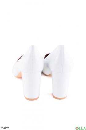 Женские белые туфли из эко-кожи на каблуке