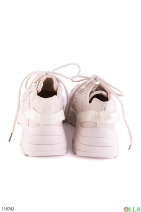 Женские светло-бежевые кроссовки на шнуровке