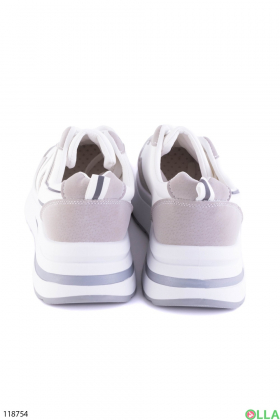 Женские серо-белые кроссовки на шнуровке