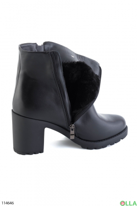 Женские зимние черные ботинки на каблуке