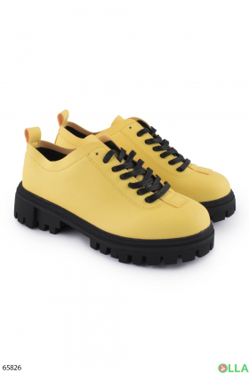 Жіночі жовті туфлі з еко-шкіри з зубчастої підошвою