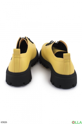Жіночі жовті туфлі з еко-шкіри з зубчастої підошвою
