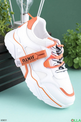 Женские белые с оранжевыми вставками кроссовки на шнуровке