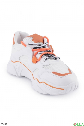 Жіночі білі з помаранчевими вставками кросівки на шнурівці