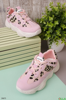 Розовые кроссовки с леопардовой вставкой