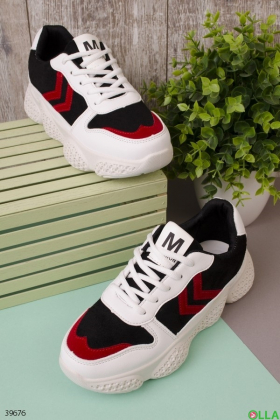 Черно-белые кроссовки с красной вставкой