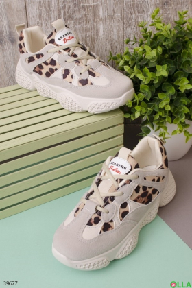 Сірі кросівки з леопардовим вставкою