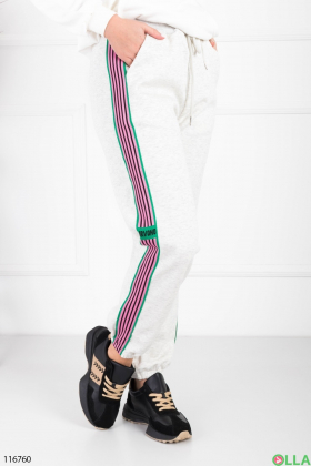 Женские светло-серые спортивные брюки на флисе