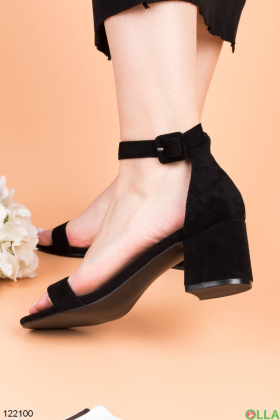 Женские черные босоножки на каблуке
