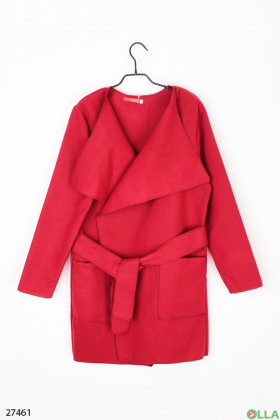 Пальто красного цвета с поясом
