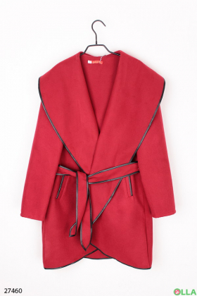 Пальто красного цвета с ремнем