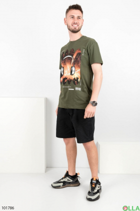 Чоловіча футболка кольору хакі з принтом