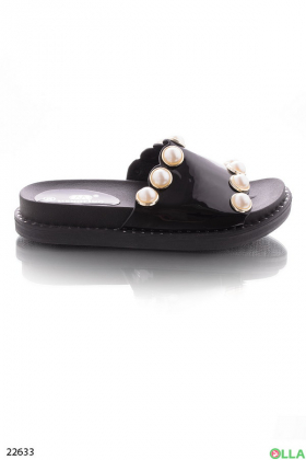 Black flip-flops with beads