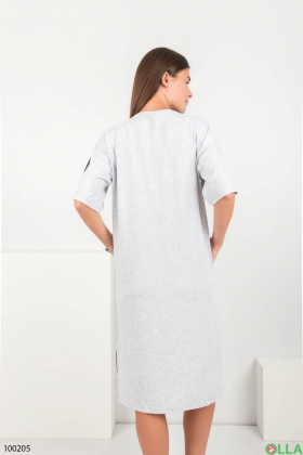 Жіноча світло-сіра трикотажна сукня з написом