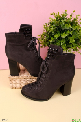 Женские ботинки серого цвета на каблуке