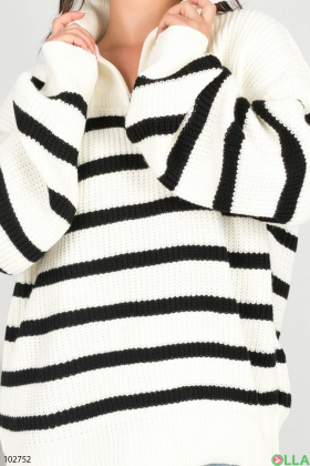 Жіночий чорно-білий светр у смужку