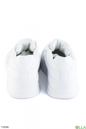 Жіночі білі кросівки з екошкіри.