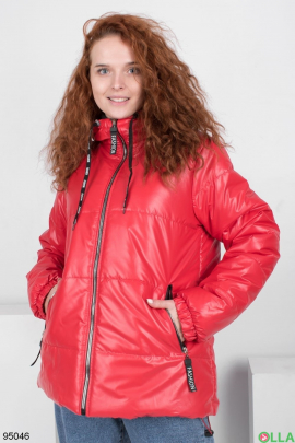 Женская красная куртка с капюшоном