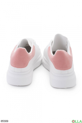 Женские белые кроссовки из эко-кожи с розовой вставкой на шнуровке