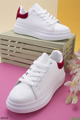 Жіночі білі кросівки з еко-шкіри з рожевою вставкою на шнурівці