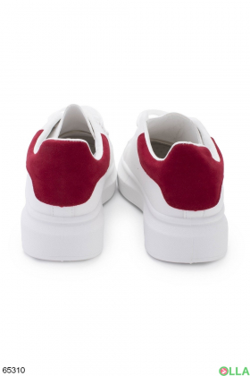 Женские белые кроссовки из эко-кожи с красной вставкой на шнуровке