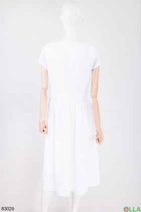 Женское белое платье на пуговицах