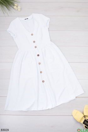 Жіноче біле плаття на ґудзиках