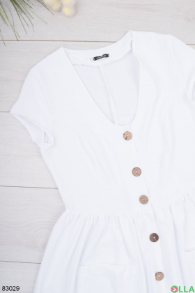 Жіноче біле плаття на ґудзиках