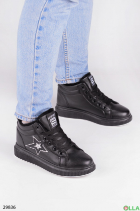 Черные ботинки со звездой