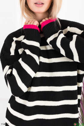 Жіночий чорний светр у смужку