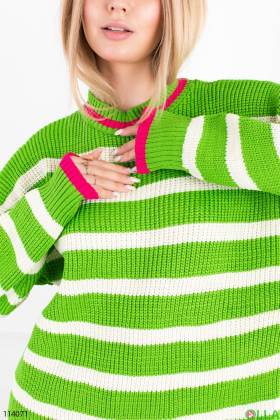 Жіночий салатовий светр у смужку