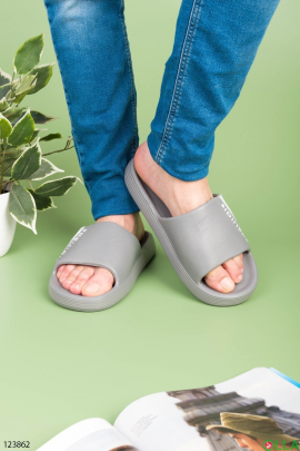 Men's gray flip-flops