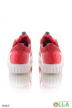 Червоні кросівки на шнурівці
