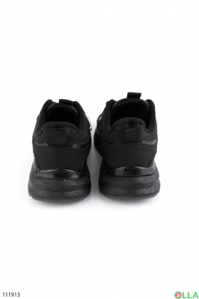 Мужские черные кроссовки на шнуровке