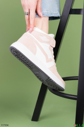 Жіночі бежево-білі кросівки на шнурівці