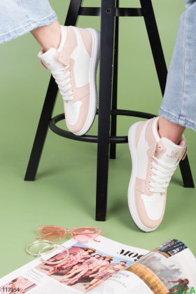 Жіночі бежево-білі кросівки на шнурівці