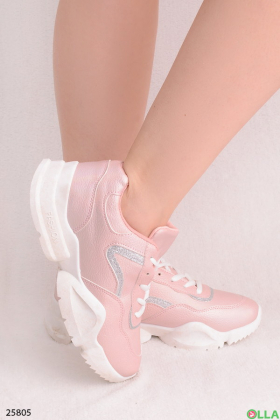 Розовые кроссовки на шнуровке