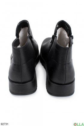 Жіночі зимові чорні черевики на танкетці